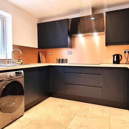 Spacious 6 Bedroom House, 4 Bathrooms, Central, 2 Parking Spaces スウィンドン エクステリア 写真
