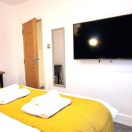 Spacious 6 Bedroom House, 4 Bathrooms, Central, 2 Parking Spaces スウィンドン エクステリア 写真