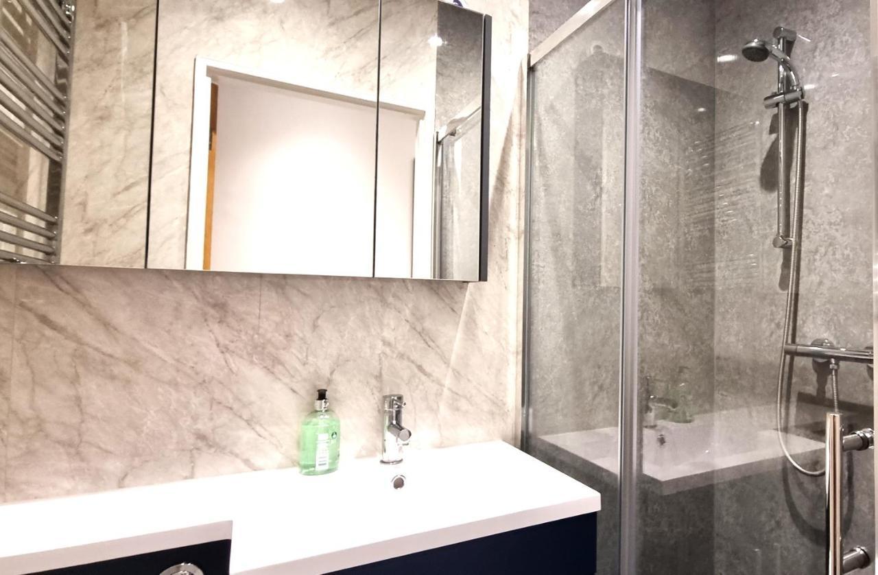 Spacious 6 Bedroom House, 4 Bathrooms, Central, 2 Parking Spaces スウィンドン エクステリア 写真