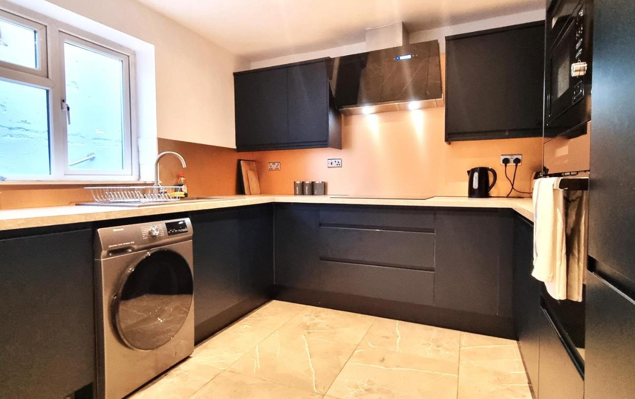Spacious 6 Bedroom House, 4 Bathrooms, Central, 2 Parking Spaces スウィンドン エクステリア 写真
