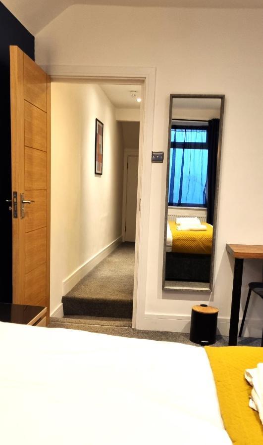 Spacious 6 Bedroom House, 4 Bathrooms, Central, 2 Parking Spaces スウィンドン エクステリア 写真
