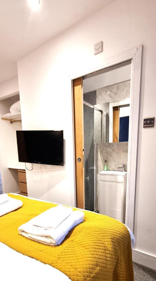 Spacious 6 Bedroom House, 4 Bathrooms, Central, 2 Parking Spaces スウィンドン エクステリア 写真