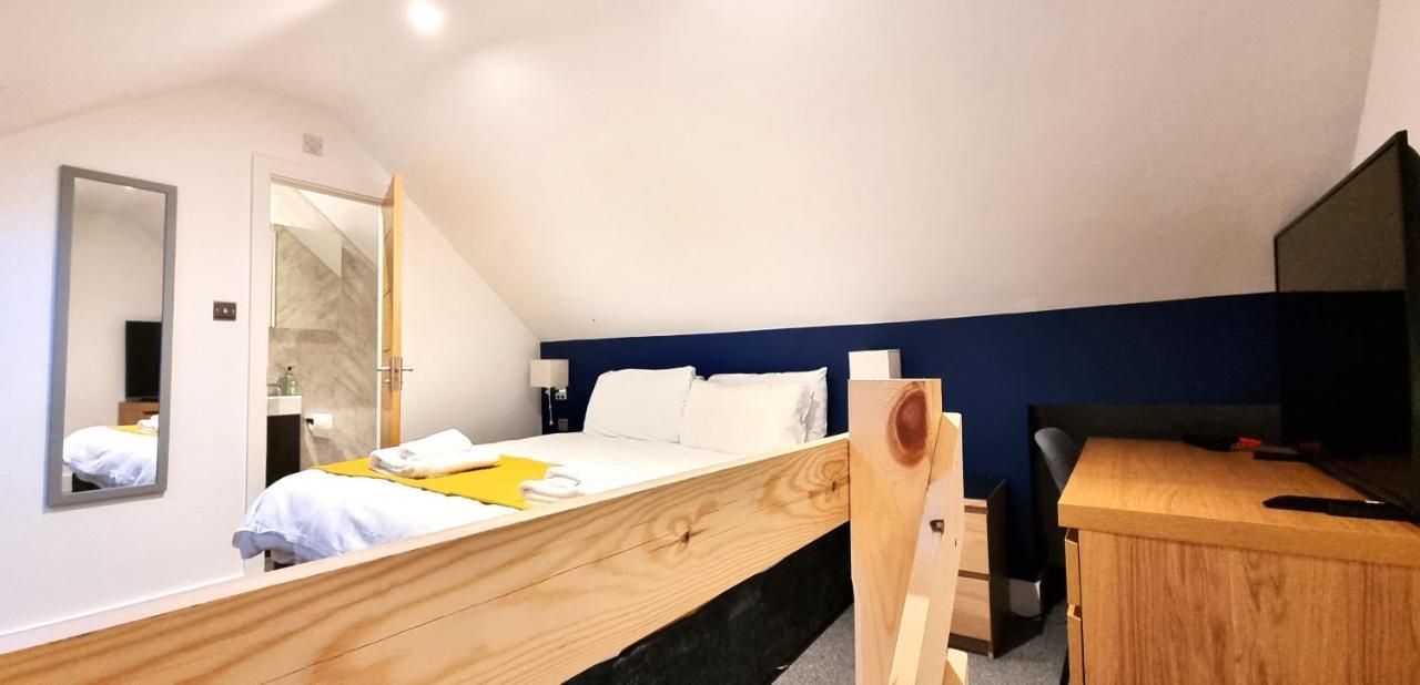Spacious 6 Bedroom House, 4 Bathrooms, Central, 2 Parking Spaces スウィンドン エクステリア 写真