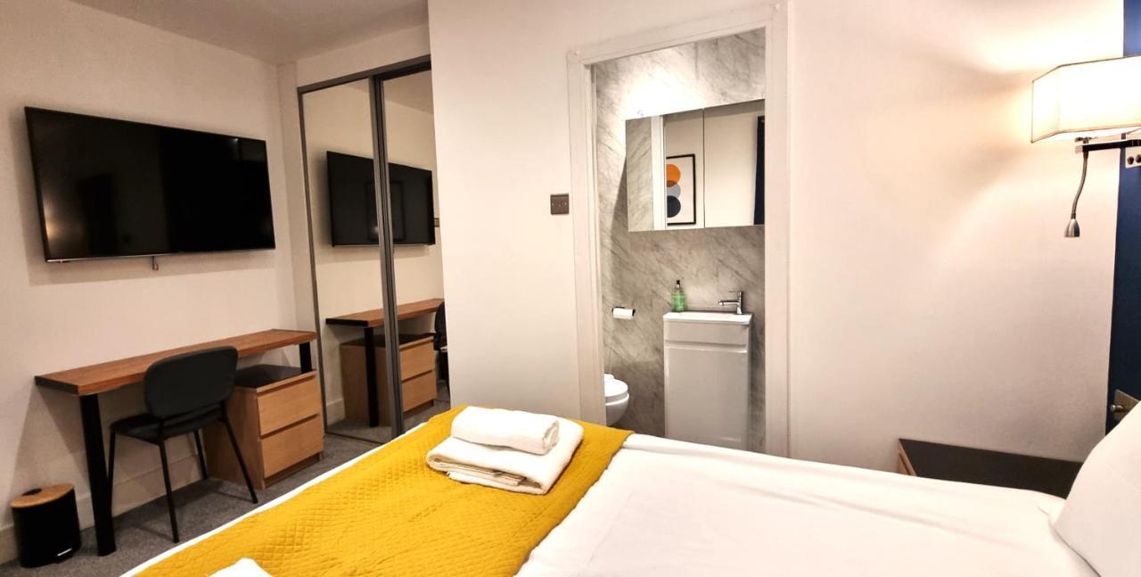 Spacious 6 Bedroom House, 4 Bathrooms, Central, 2 Parking Spaces スウィンドン エクステリア 写真