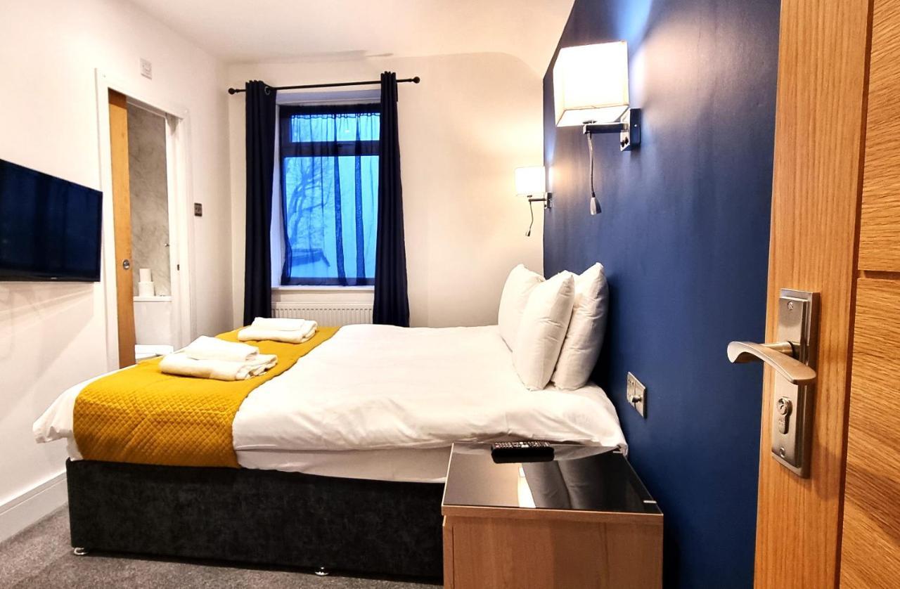 Spacious 6 Bedroom House, 4 Bathrooms, Central, 2 Parking Spaces スウィンドン エクステリア 写真
