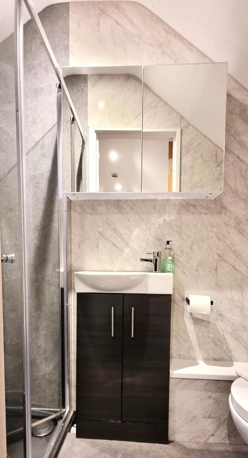 Spacious 6 Bedroom House, 4 Bathrooms, Central, 2 Parking Spaces スウィンドン エクステリア 写真
