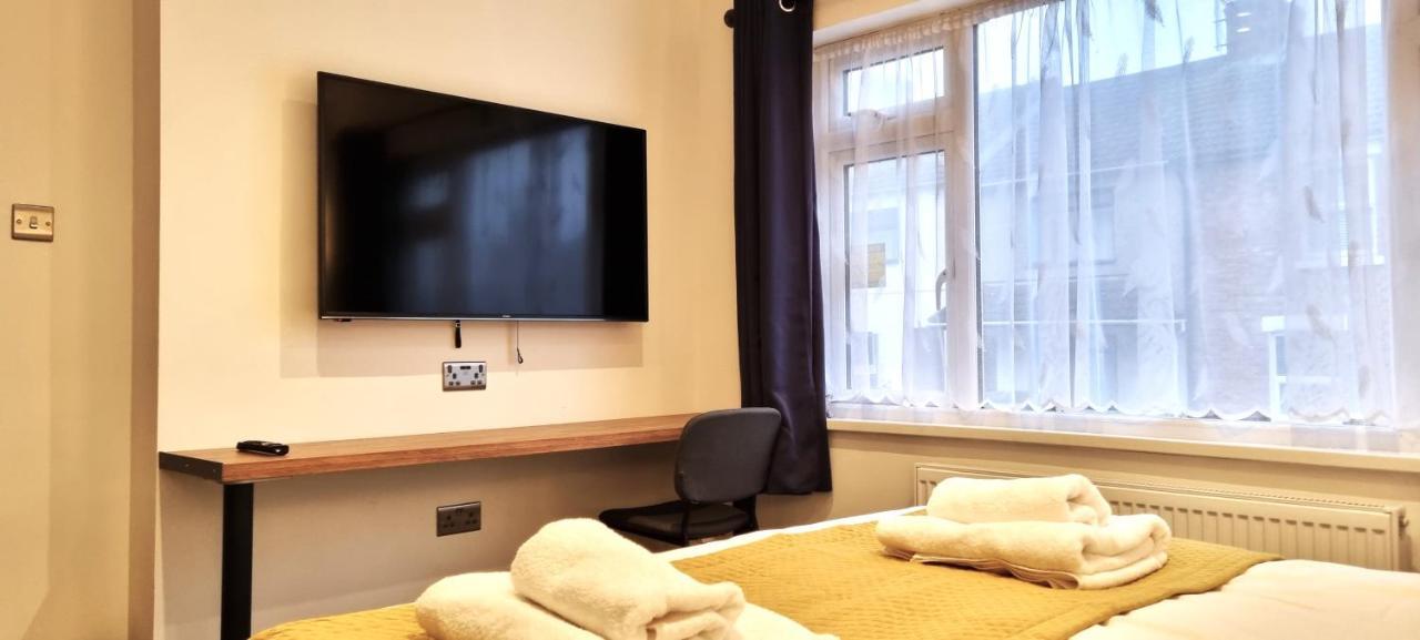 Spacious 6 Bedroom House, 4 Bathrooms, Central, 2 Parking Spaces スウィンドン エクステリア 写真