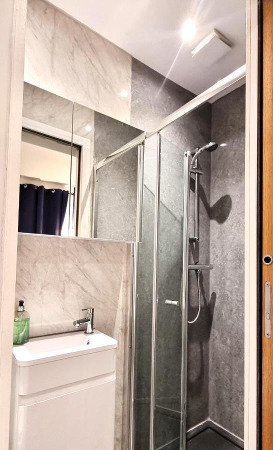 Spacious 6 Bedroom House, 4 Bathrooms, Central, 2 Parking Spaces スウィンドン エクステリア 写真