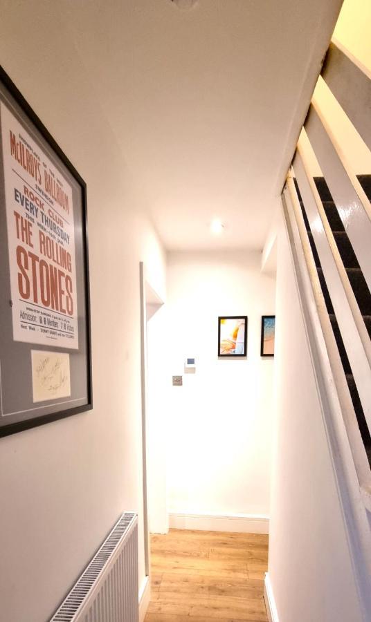 Spacious 6 Bedroom House, 4 Bathrooms, Central, 2 Parking Spaces スウィンドン エクステリア 写真