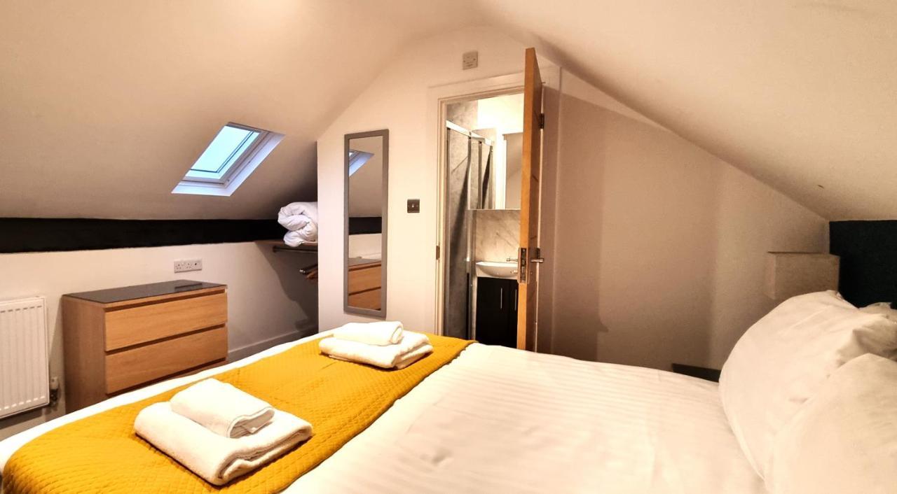Spacious 6 Bedroom House, 4 Bathrooms, Central, 2 Parking Spaces スウィンドン エクステリア 写真