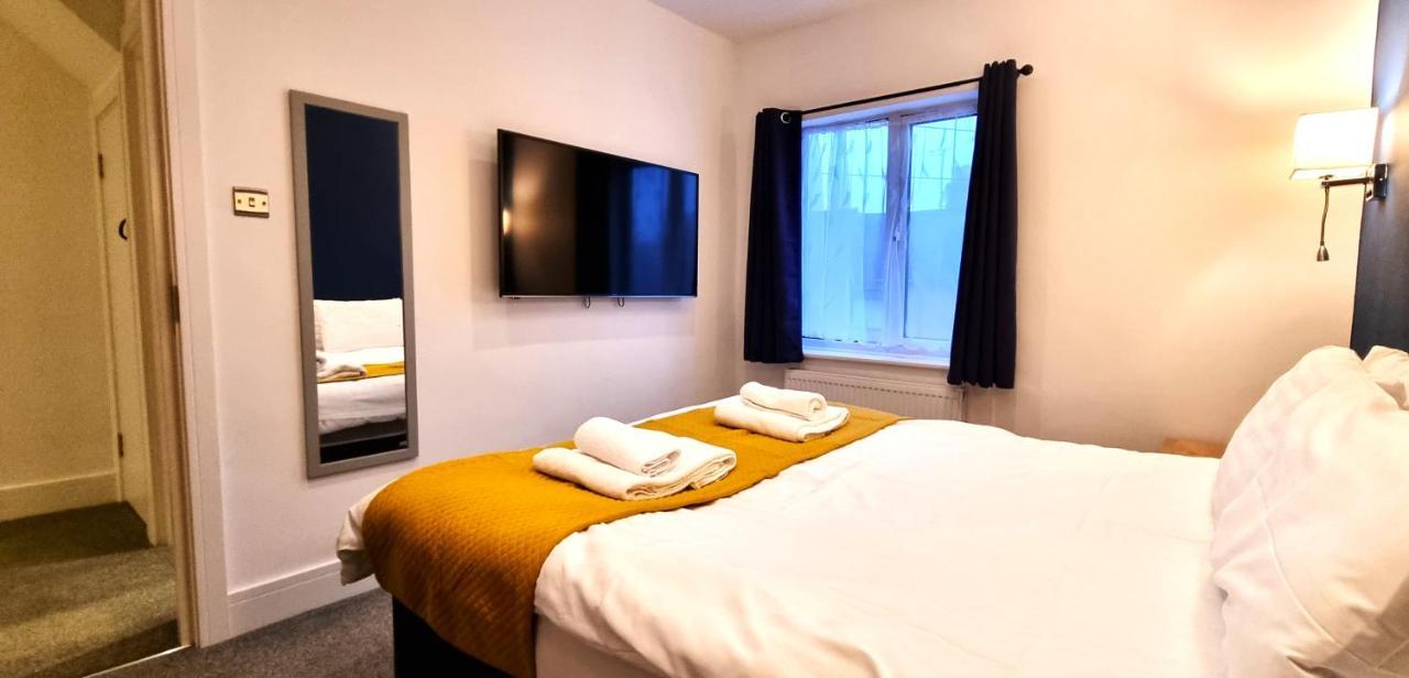 Spacious 6 Bedroom House, 4 Bathrooms, Central, 2 Parking Spaces スウィンドン エクステリア 写真